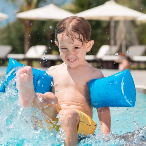 niño disfrutando de la piscina en Mallorca